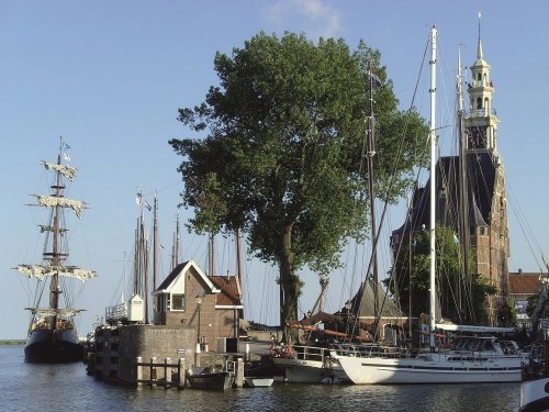 Hoorn Gezicht op Hoorn, water, schepen en toren.